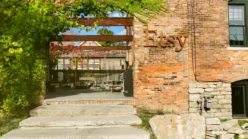 Etsy’s holiday campaign for November 2025 and AI features – what to know